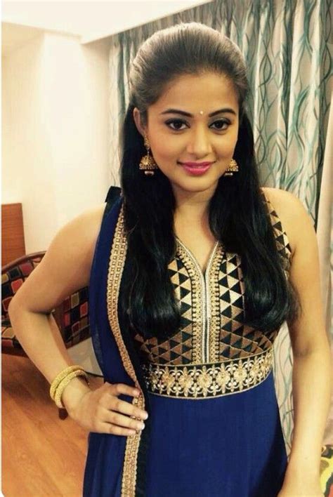 Here are 31 chic hairstyles for you to try with sarees! Pin by sri on Model for fashion .. | Hairstyles for round ...