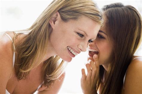szepczą uśmiechać dwie kobiety zdjęcie stock obraz złożonej z rozmowa dorosły 5932318