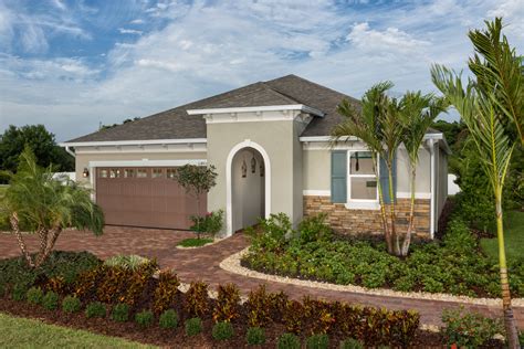 A lush landscape in shade often features white or light colors that are visible after sundown. Tips on Choosing the Right Exterior Paint Colors for Florida Homes - TheyDesign.net - TheyDesign.net