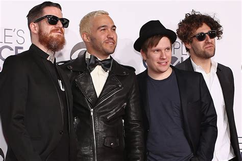 Fall Out Boy Perform Centuries At 2015 Peoples Choice Awards