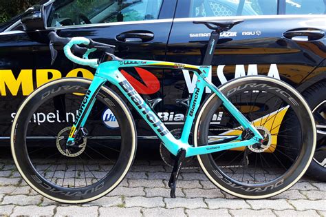 Jun 25, 2021 · a yellow bike sits at the village entrance in tribute to roglic, alongside murals showing him and a banner from last year's tour, which roglic led until pogacar snatched victory on penultimate stage. Primoz Roglic sul podio del Giro d'Italia - Bianchi