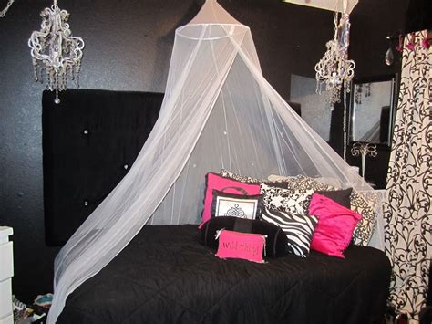 So i decided to go dark and moody with black bedroom walls…and a little glam thrown in for good measure. Pin on •GIRLY•