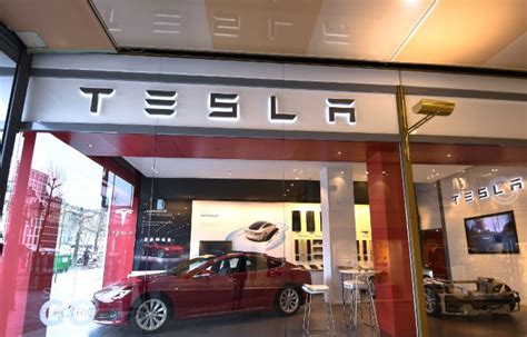Etats Unis Une Tesla Prend Feu à Los Angeles La Vidéo Virale Porte Un Nouveau Coup Au Constructeur
