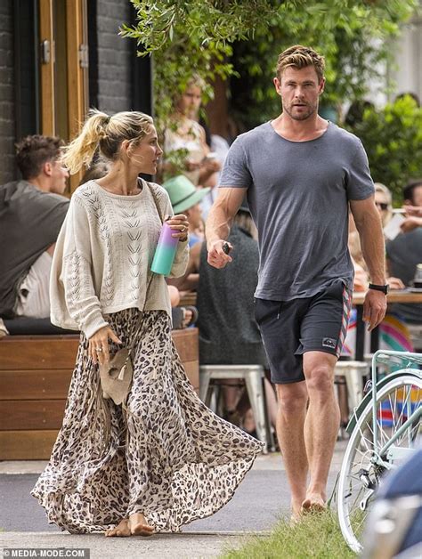 Chris Hemsworth Elsa Pataky Go Barefoot As They Enjoy A Low Key Breakfast In Byron