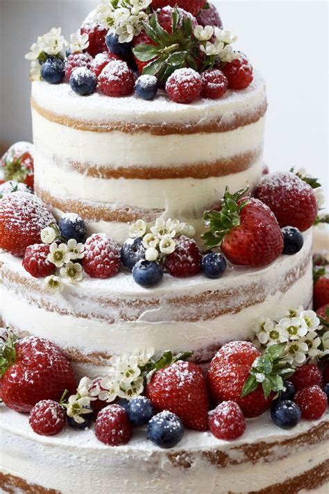 Naked Cake Mit Beeren Fondant Wedding Cakes Fondant Cakes Bolos Naked Cake Naked Cakes Food