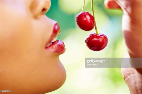 Woman Eating Cherries Closeup Stock Foto Getty Images