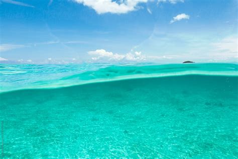 Emty Half Turquoise Tropical Sea Water Half Blue Sky