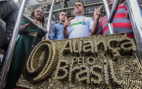 Para uma seleção brasil que tem um jogador de 1,2 bilhão não era pra levar nenhum gol, muito menos um empate!!! Número do Aliança pelo Brasil será 38, revela Bolsonaro