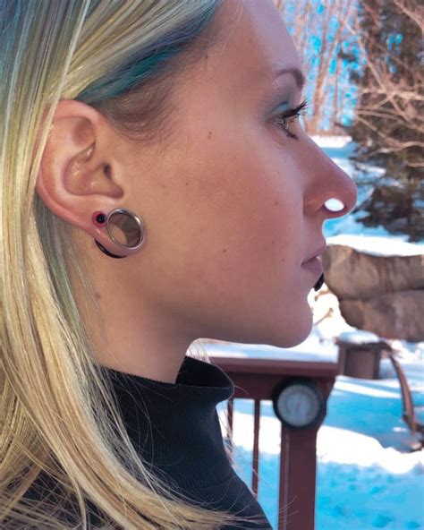 floating nomad — moça bonita com septo esticada lindo 😍💕 in 2022 cool ear piercings