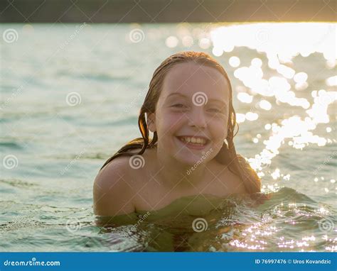 Petite Fille Au Bord De La Mer Photo Stock Image Du Vacances Bambin