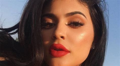 Kylie Jenners Bare Face Breaks The Internet Again As Many Celebrities