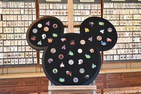 Disney Pin Trading What Is That Me And The Mouse Travel