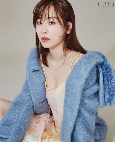 Seo Hyun Jin Is A Muse For Estee Lauder In November Grazia Couch Kimchi Seo Ji Hye Seo Hyun