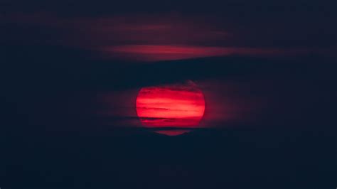 Matahari Terbenam Merah Dengan Lapisan Awan Gelap Clare Island Foto