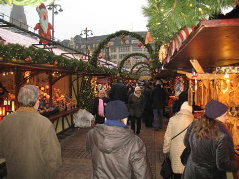Typical market stalls at the Hamburg Christmas market. | Christmas market, Market stalls 