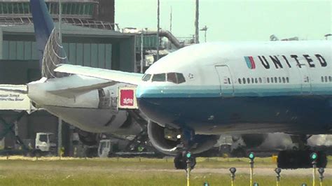 United Airlines Old Tulip Blue Livery N784ua B777 222 Taxi At