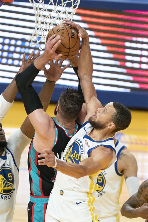 Stephen Curry Takes Scoring Crown Leads Golden State Warriors Past