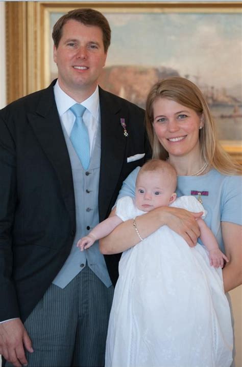 Die Stolzen Eltern Prinz Hubertus Und Prinzessin Kelly Mit Der Kleinen