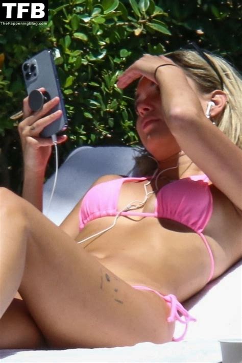 Sarah Snyder Soaks Up The Sun In Miami 6 Photos Thefappening