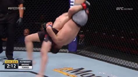 Watch Self Slam Ufc Fighter Knocks Himself Out With Body Slam Ballsie