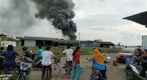 Rembang merupakan sebuah kabupaten di provinsi jawa tengah yang berlokasi di pesisir pantai utara jawa. Terbakar, Gudang Pembuatan Bak Truk Milik Mantan Bupati Rembang - Radio R2B Rembang