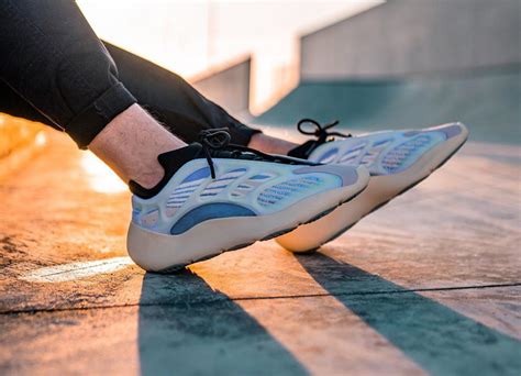 Yeezy est la marque issue du partenariat de longue date entre le rappeur américain kanye west et adidas, la marque aux trois bandes originaire d'allemagne. G54850 : que vaut la Adidas Yeezy 700 V3 bleu Arzareth
