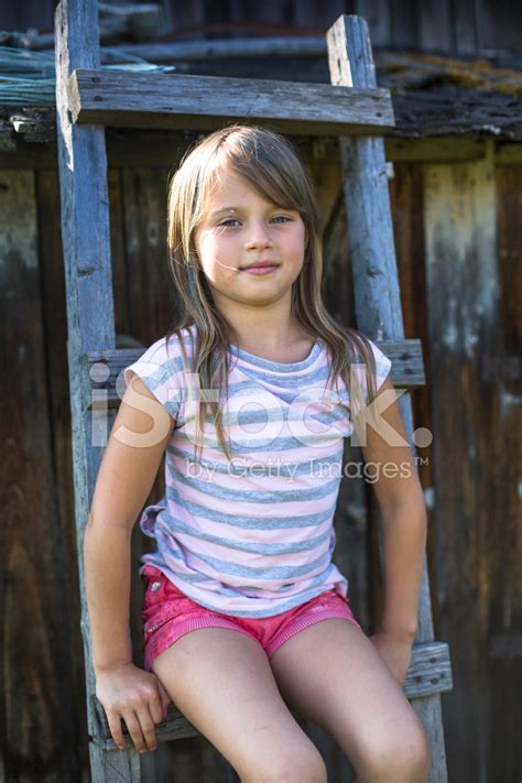 Portret Ładne Dziewczynki W Pobliżu Wiejskiej Zdjęcia Ze Zbiorów