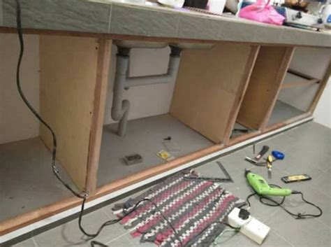 Nah, untuk komponen meja dapur ini anda bisa membuat meja dapur sendiri sehingga bisa sesuai dengan yang diimpikan. Wanita Ini Kongsikan Cara Diy Kabinet Dapur Yang Hanya ...