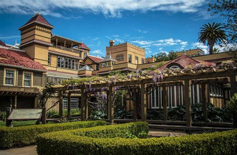 The winchester mystery house is a mansion in san jose, california, that was once the personal residence of sarah winchester, the widow of firearm magnate william wirt winchester. Geister-Villa: Das über 130 Jahre alte Winchester-Haus in ...