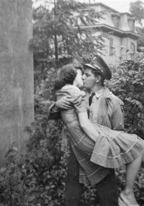 40 Stunning Historic Photos Of Love During Wartime Make Love Not War