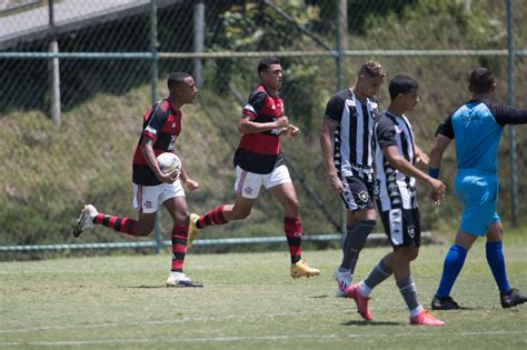 Go on our website and discover everything about your team Botafogo e Flamengo empatam clássico pela Taça Rio sub-20 ...