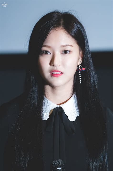 Hyunjin on stage is powerful, sexy, and you can tell that he's putting his all into dancing. LOONA-Hyunjin 180707 | Turquesa, Rara