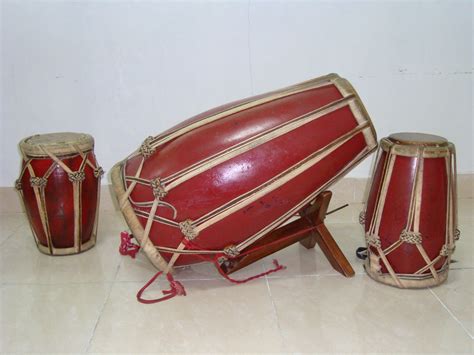 Berikut ini nama alat musik tradisional indonesia dan asal daerahnya cara memainkan alat musik ini dengan dipukul menggunakan alat pukul yang sudah dibuat secara khusus. Alat Musik Tradisional Kalteng Dan Cara Memainkannya