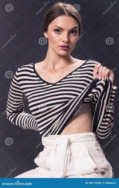 Uma Mulher Caucasiano Nova S Anos Modelo De Forma Posin Imagem De Stock Imagem De
