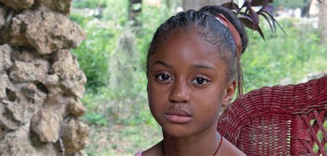 若いアフリカのヌーディストはクソとヌードです 女性の写真