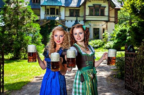 Zwei Mädchen Mit Oktoberfest Bierbierkrug Stockfoto Bild Von Erwachsener Nahrung 33310020