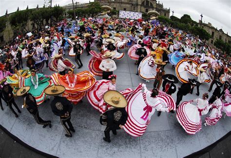 Oddly Beautiful Photos Of Massive Crowds Of People Mexican Independence Day Mexican