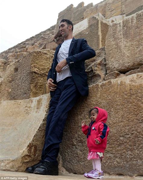 The Worlds Tallest Man Meets The Worlds Shortest Woman Daily Mail
