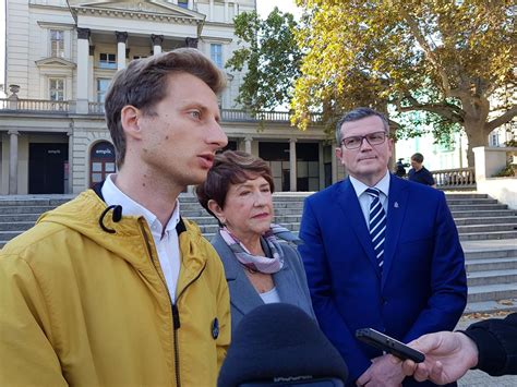 Z wykształcenia jest inżynierem architektem, w 2014 ukończył studia inżynierskie na wydziale architektury i wzornictwa uniwersytetu artystycznego w poznaniu.był zawodowo związany z międzynarodowymi targami. Poseł Sterczewski poleca dziennikarzowi "cysternę maści na ...