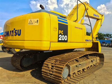 These large earthmoving pieces of equipment are ideal for your commercial construction site or landscaping job. Komatsu PC200-7 Hydraulic Excavator - PT. Central Indo ...