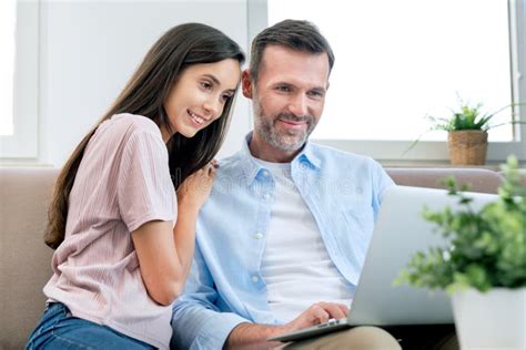 Casal Usando Laptop Assistindo Filmes Navegando Na Web Imagem De Stock Imagem De Série Povos