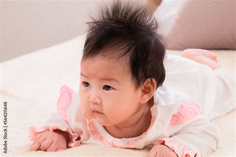 Foto De Portrait Asian Newborn Baby 3 Month Lying Prone On Beige Soft