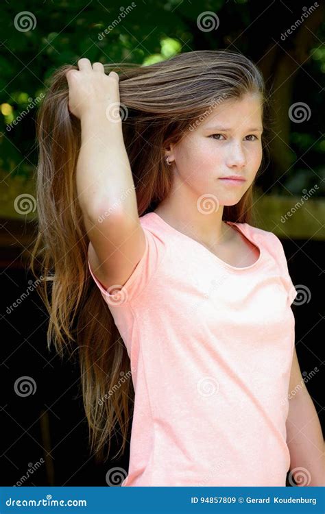 Молодой девочка подросток в парке с выражением лица Стоковое Изображение изображение