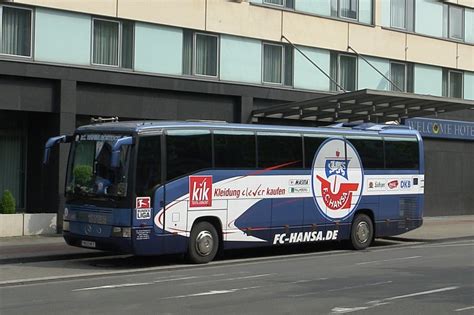 Er macht sein hobby zum beruf. Mannschaftbus des FC Hansa Rostock. Aufgenommen vor einem ...