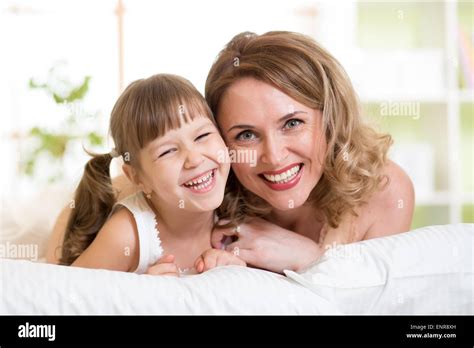 Niño Jugando En Manos De La Madre Fotografías E Imágenes De Alta