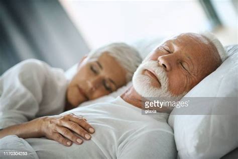 Older Man Sleeping In Bed Fotografías E Imágenes De Stock Getty Images