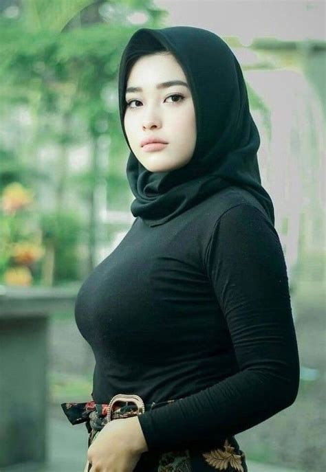 Pin By Aria On Menonjol In 2022 Gaya Hijab Wanita Berlekuk Hijab Chic