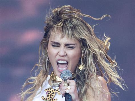 Emotional Miley Cyrus Fights Back Tears During Pre Super Bowl Performance Express And Star