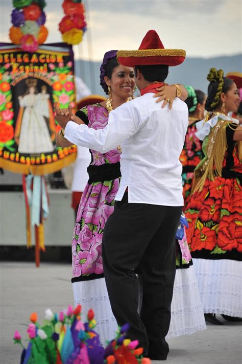 Istmo De Tehuantepec Traje De Tehuana En Guelaguetza Oaxaca Yucatan