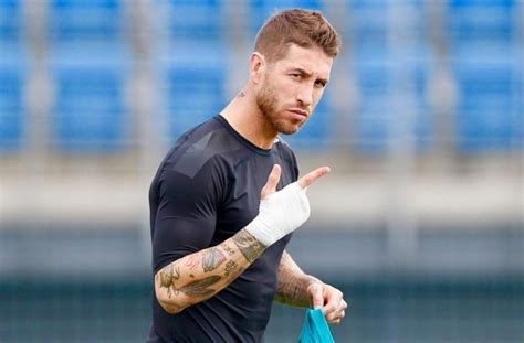 Sambut Piala Dunia Sergio Ramos Nyanyi Bareng Penyanyi Spanyol